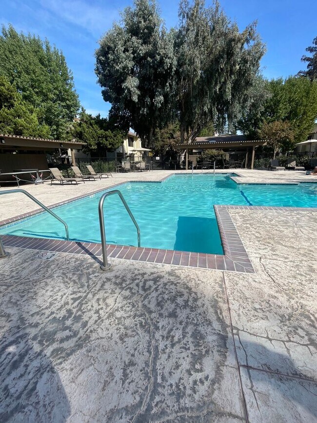 Building Photo - Condo in the most desired gated community ...