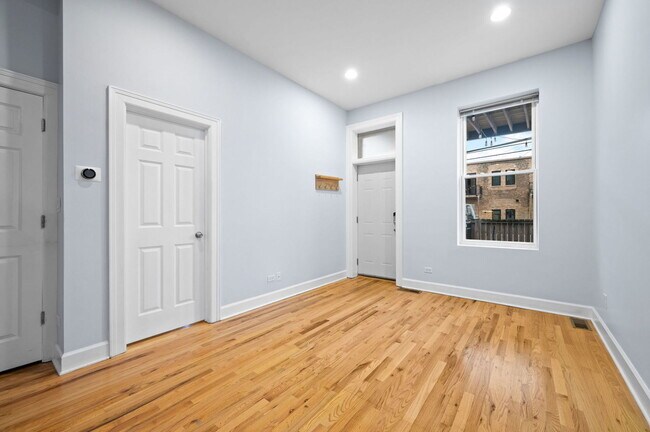 Building Photo - 825 N Winchester Ave