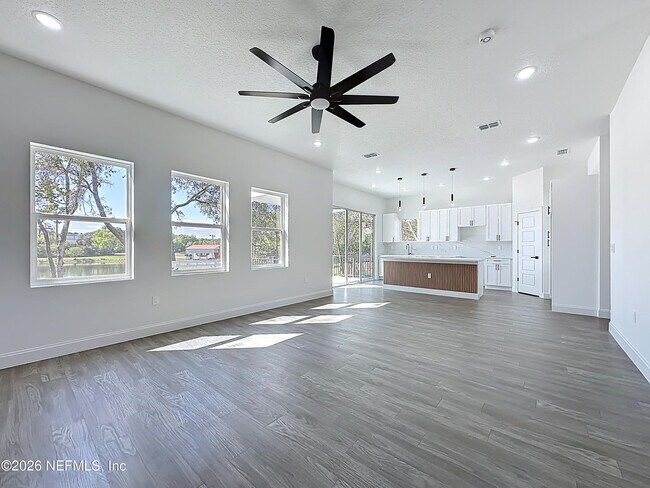 Building Photo - 2121 Broadwater Dr