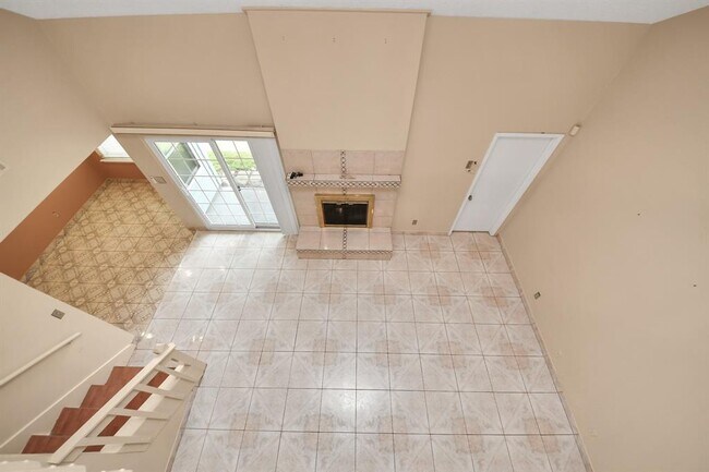 Building Photo - 2029 Highland Hills Dr