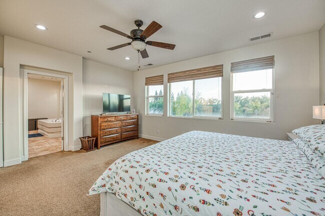 Building Photo - Spacious Home on Oversized Lot with Pool and Solar!