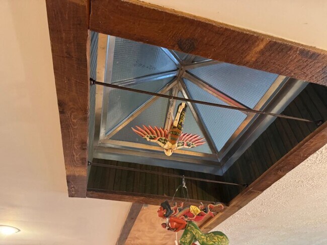 Building Photo - 775 University Ave