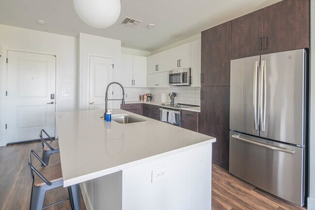 Building Photo - 688 W 1st St