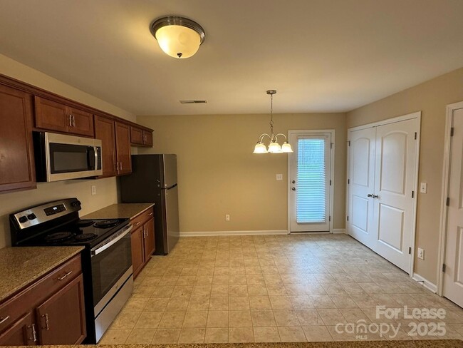 Building Photo - 4183 Broadstairs Dr SW