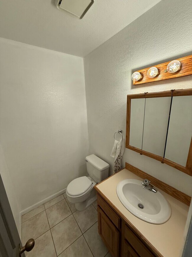 Building Photo - Quiet Midtown Home