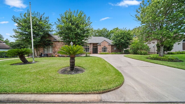 Building Photo - Experience the luxury of resort-style living in Bentwater, one of Lake Conroe’s premier gated com...