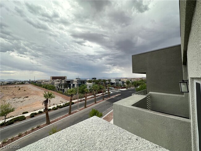 Building Photo - 1180 Blossom Pt St