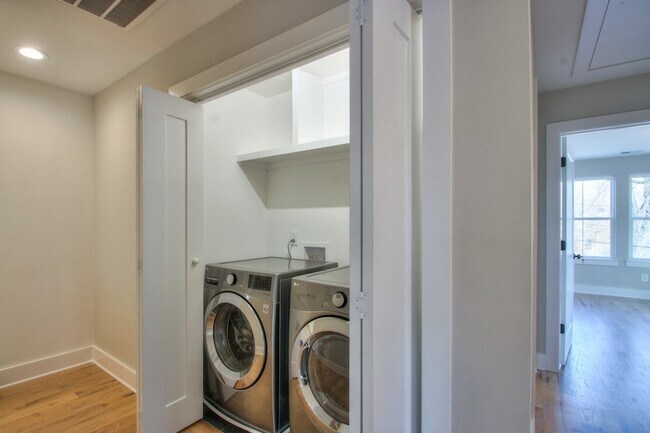 Building Photo - 904 Burchwood Ave