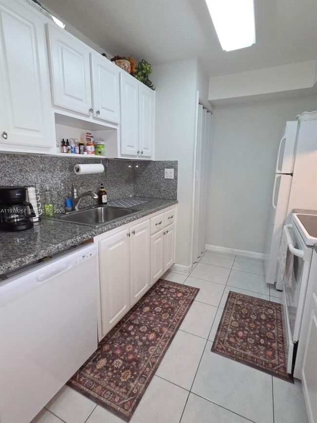 Building Photo - 220 Lakeview Dr