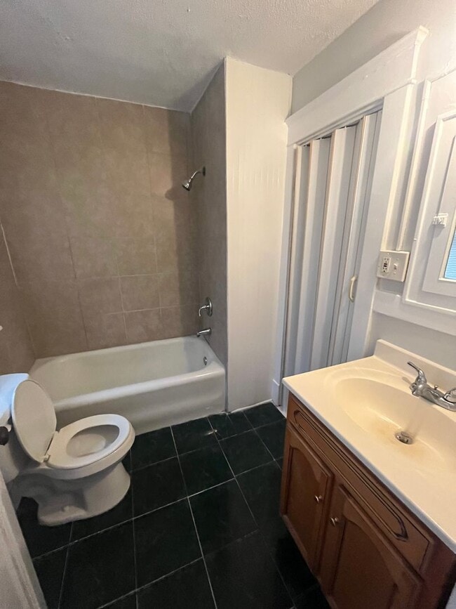Building Photo - Beautifully renovated 3 bedroom house!