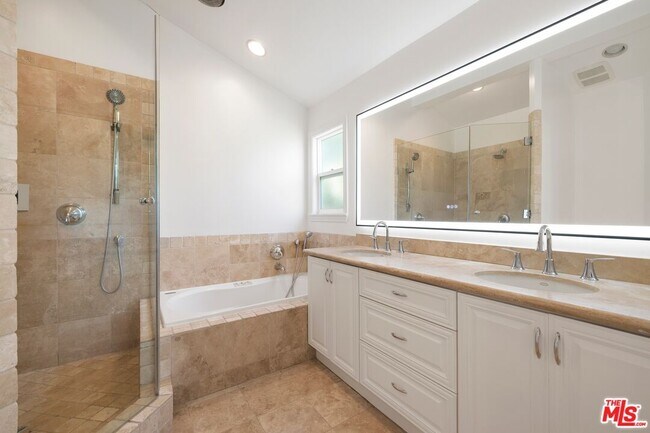 Building Photo - 9536 Cresta Dr