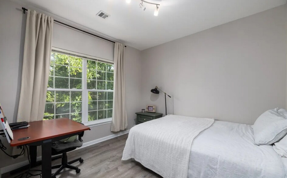 Building Photo - 3301 Park Ln