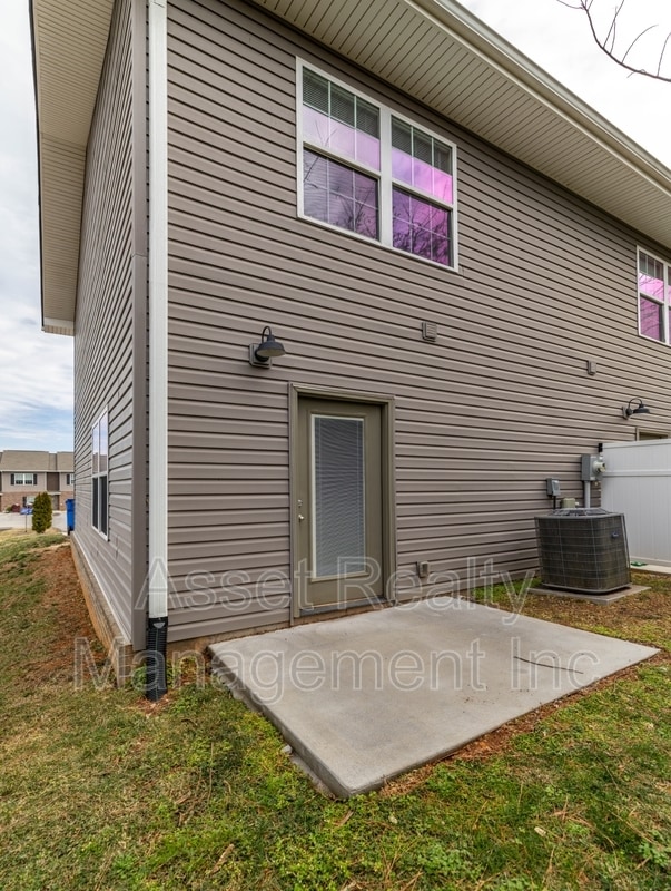 Building Photo - 923 Warrior Hill Dr