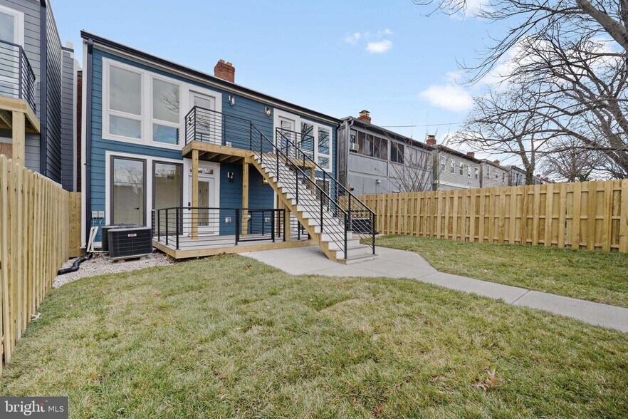 Building Photo - 1368 Bryant St NE
