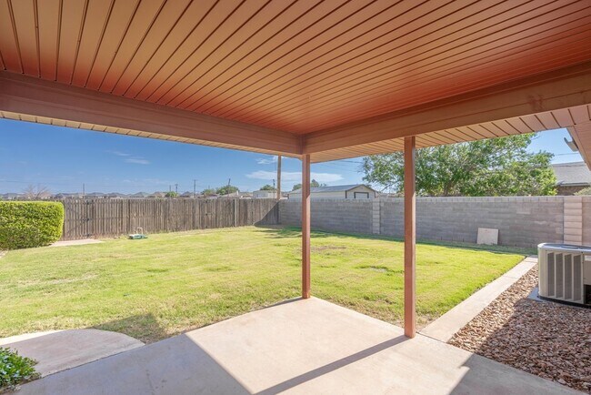 Building Photo - 1523 Doe Ln