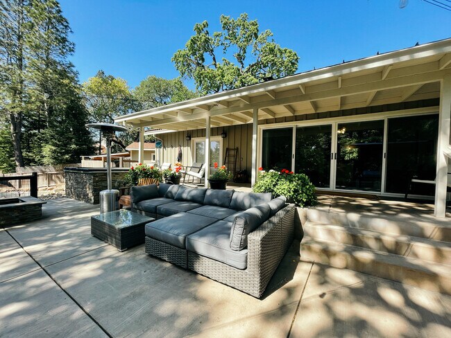 Building Photo - 50 Oakcrest Ct