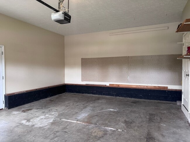 Building Photo - Super convenient location! Quick access to I-24 Exit 11!