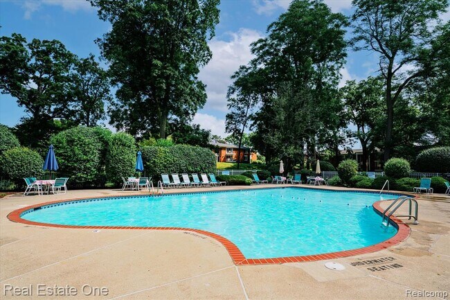 Building Photo - 430 Fox Hills Dr S