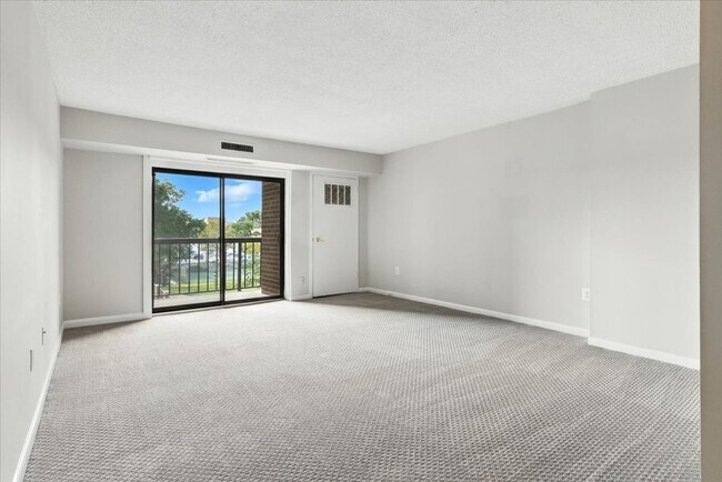 Building Photo - 1-bedroom, 1-bath condo