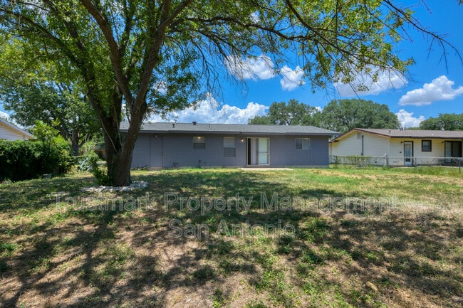 Building Photo - 410 Maple Dr