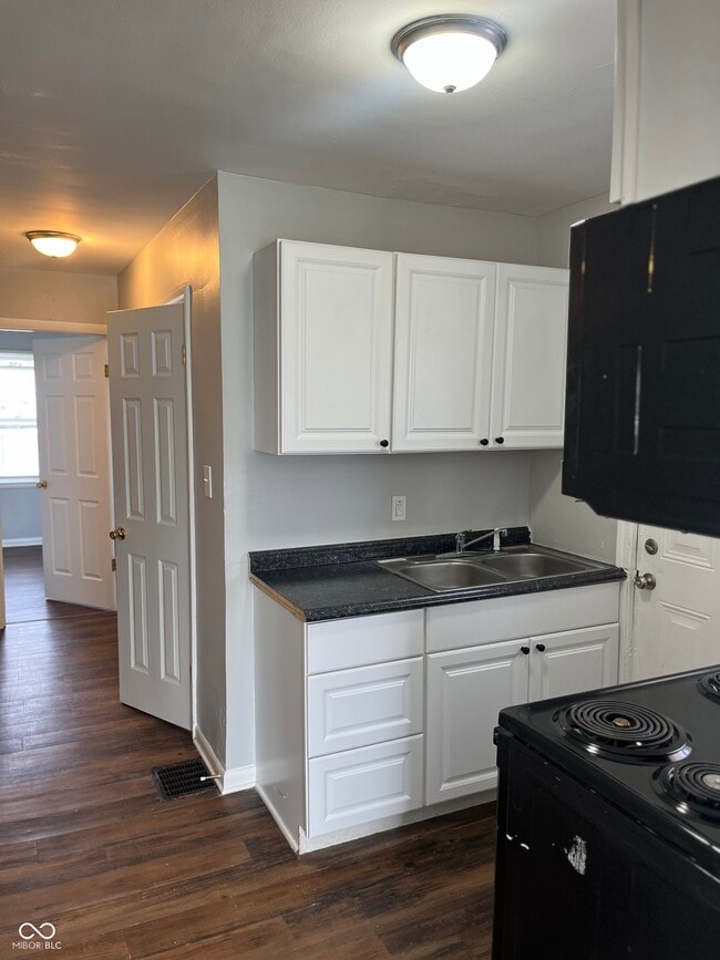 Building Photo - 628 N Oxford St