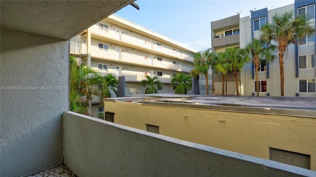 Building Photo - 10000 NW 80th Ct