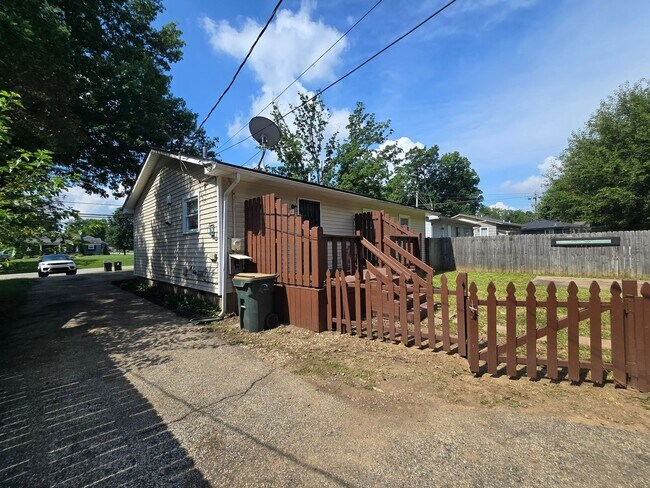 Building Photo - YOU CAN STOP YOUR SEARCH! Jeffersontown / Jtown Rental with 3 Bedrooms, 1 Full Baths, Ranch, 1 Ca...