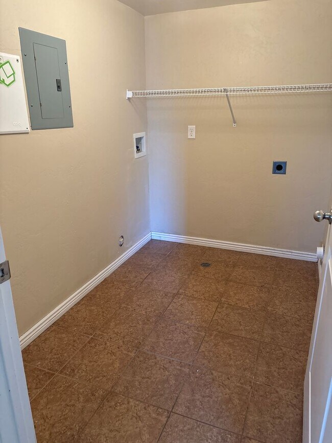 Building Photo - Green River 3 bed 2 bath Condo