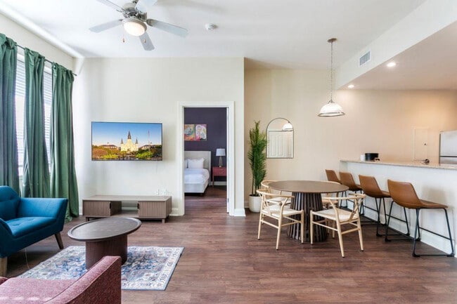 Building Photo - 925 Common St