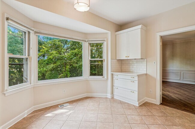 Building Photo - Magnificent 5 Bedroom, 4.5 Bathroom Bethes...