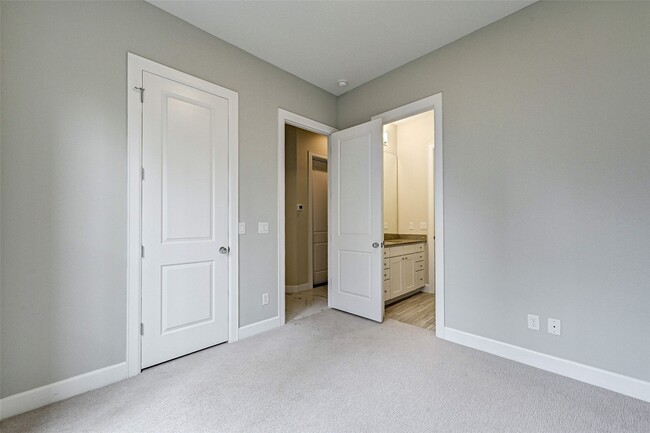 Building Photo - 2113 Naomi St