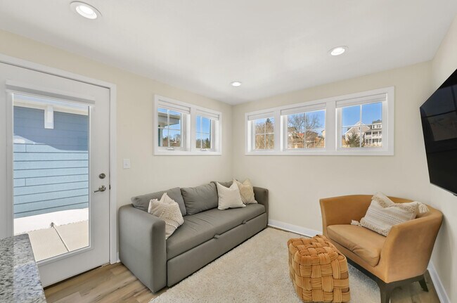 Building Photo - 307 E Pier St