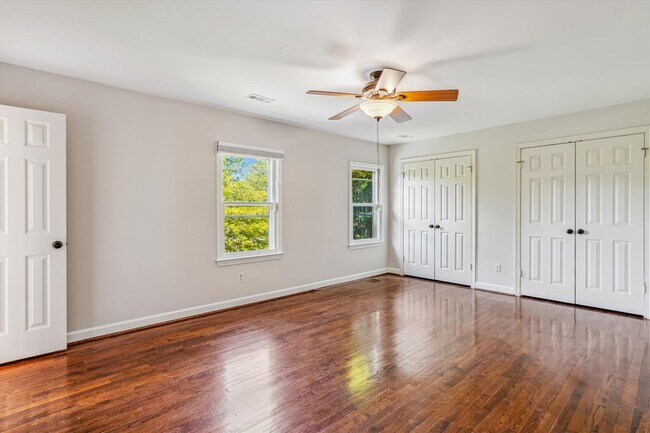 Building Photo - Magnificent 5 Bedroom, 4.5 Bathroom Bethes...