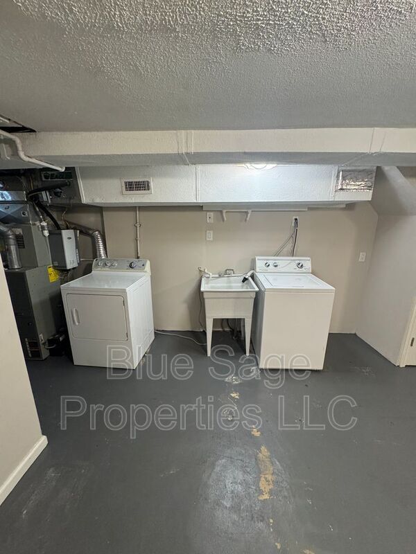 Building Photo - 228 W Wyncliffe Ave