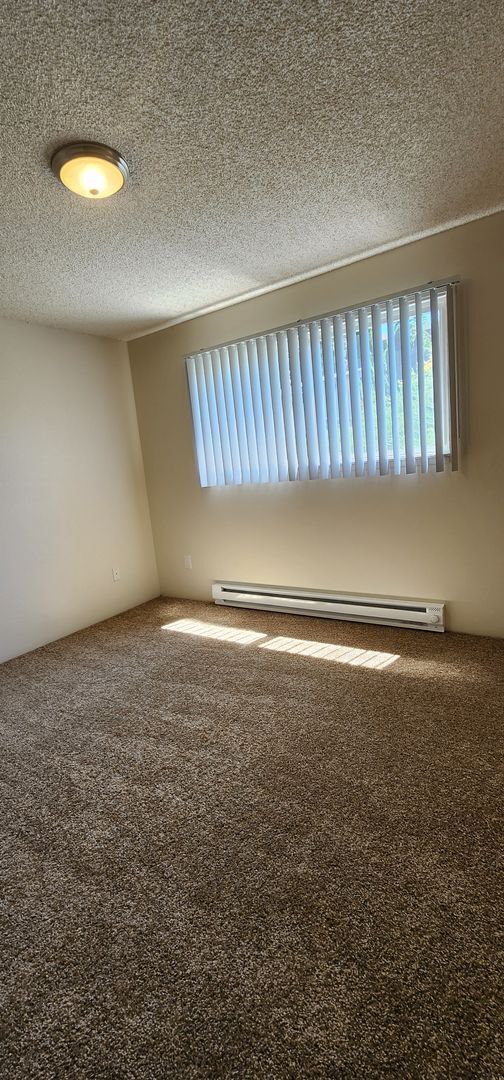 Building Photo - Welcome home to Sunset Villa in charming Canby! Offering 1 Month Free! Brand New Washer & Dryer!