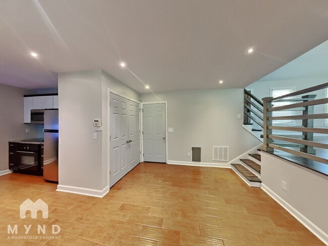 Building Photo - 131 Lake Run