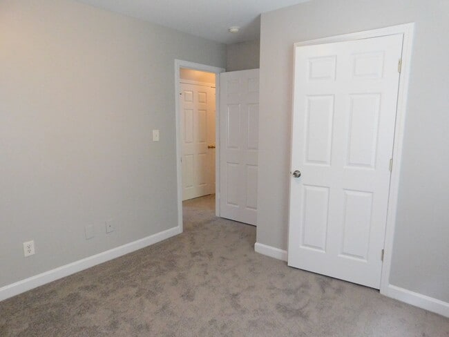 Building Photo - 3 bedroom 2.5 bath single family home