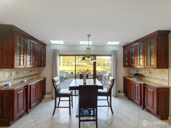 Building Photo - 592 Cabot Hill Rd