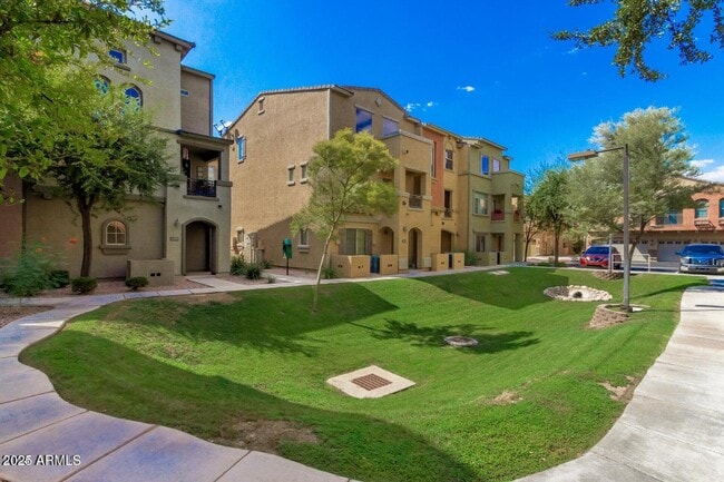 Building Photo - 2402 E 5th St