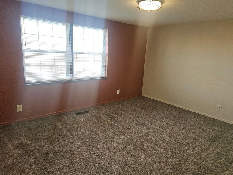 Primary Bedroom pic 1/2 - 588 W Indian Creek Dr