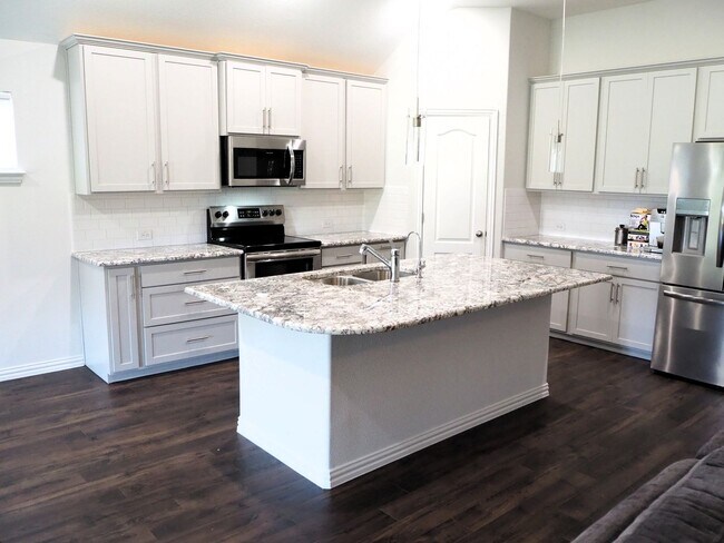 Building Photo - Must See 4 Bed 3 Bath Home in Aubrey