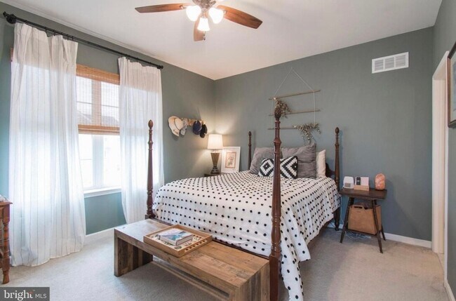 Building Photo - End Unit, 3 bedroom Townhome in Claymont