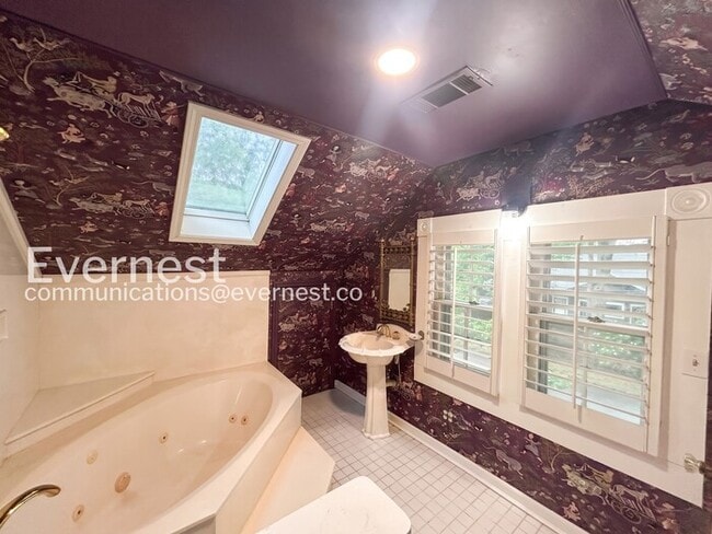 Building Photo - 756 S Willett St