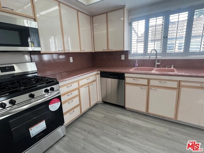 Building Photo - 6255 Canoga Ave
