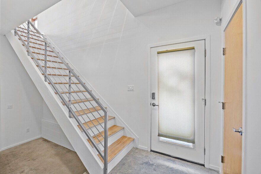 Building Photo - 909A Westbrook Dr