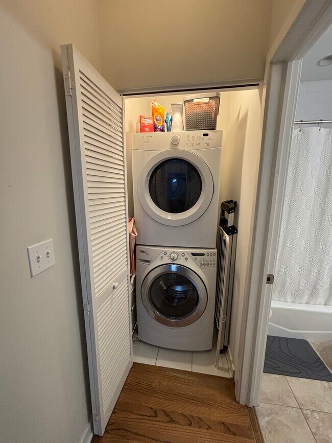 Building Photo - 1644 N Hermitage Ave