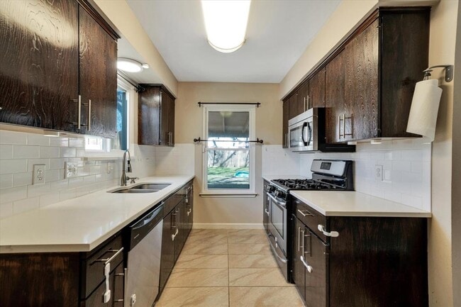 Building Photo - 1467 S Meadows Dr