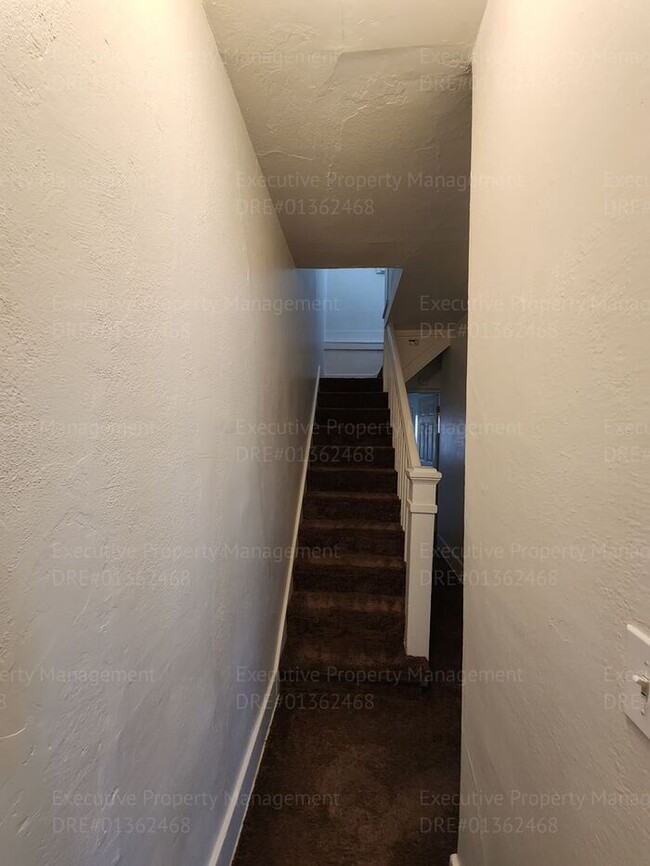 Building Photo - Move in ready. 3 bedrooms/ 1.5 bath, yard,...