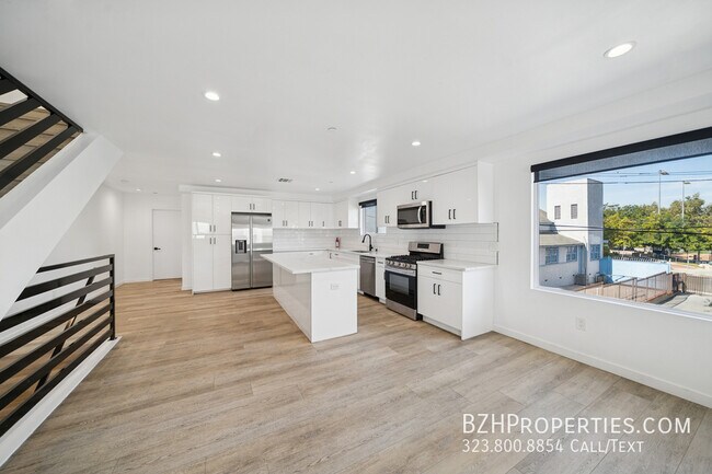 Building Photo - 835 N Harvard Blvd