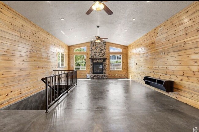 Building Photo - Single Family Home Close to SUU and Cedar High School